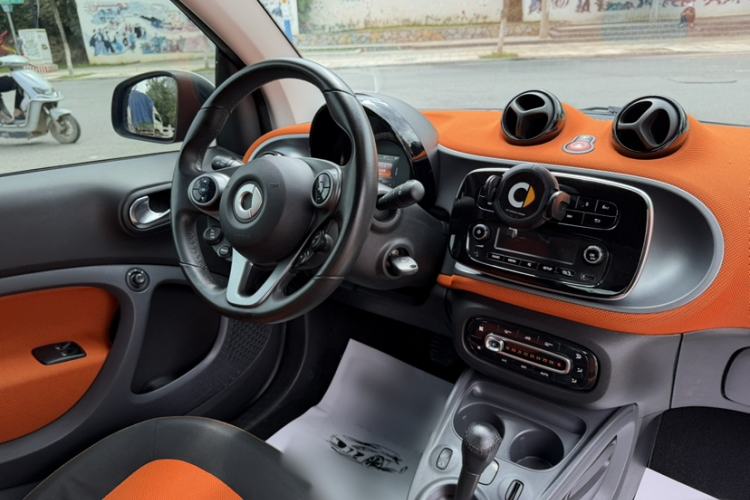 Used smart fortwo 2015 1.0L 52 kW Hardtop Passion Edition Interior 3