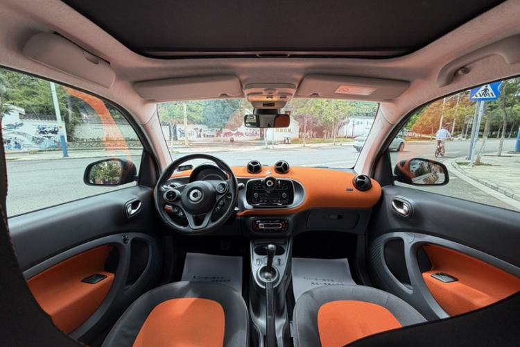 Used smart fortwo 2015 1.0L 52 kW Hardtop Passion Edition Interior 4