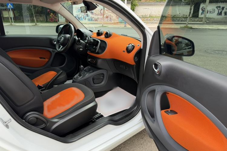 Used smart fortwo 2015 1.0L 52 kW Hardtop Passion Edition Interior 5