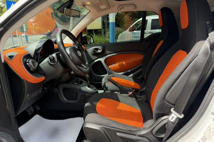 Used smart fortwo 2015 1.0L 52 kW Hardtop Passion Edition Interior 6