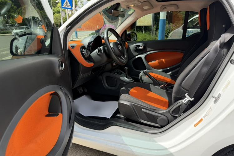 Used smart fortwo 2015 1.0L 52 kW Hardtop Passion Edition Interior 7