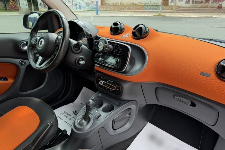 Used smart fortwo 2015 1.0L 52 kW Hardtop Passion Edition Interior 8