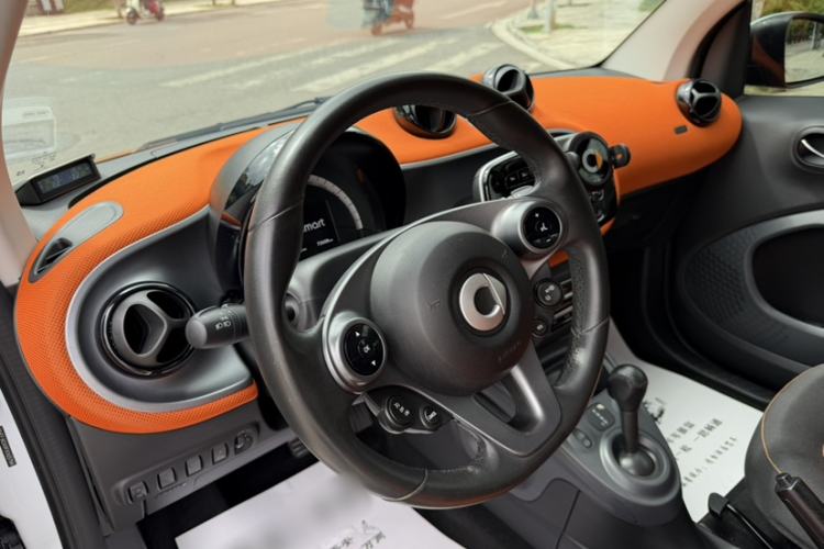 Used smart fortwo 2015 1.0L 52 kW Hardtop Passion Edition Interior 9