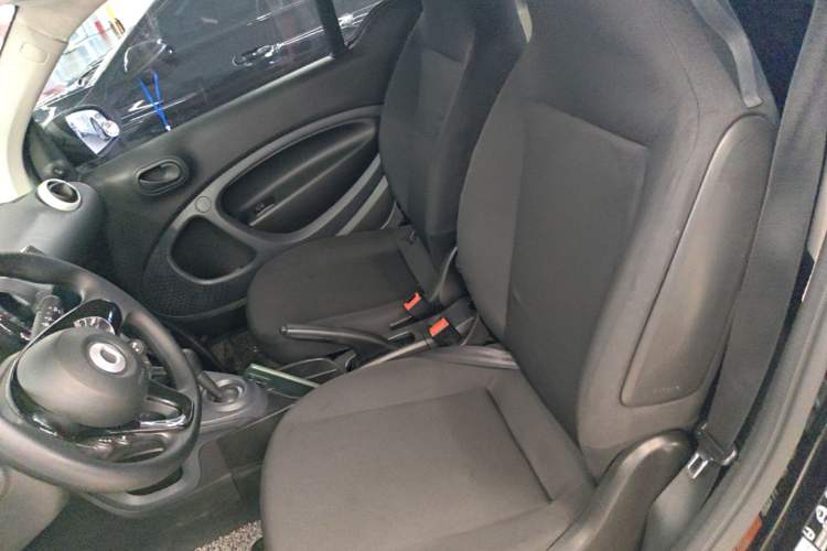 Used smart fortwo 2015 1.0L 52 kW hardtop Dynamic version Left Front Seat