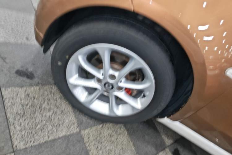 Used smart fortwo 2015 1.0L 52 kW hardtop Dynamic version Left Front Wheel Hub