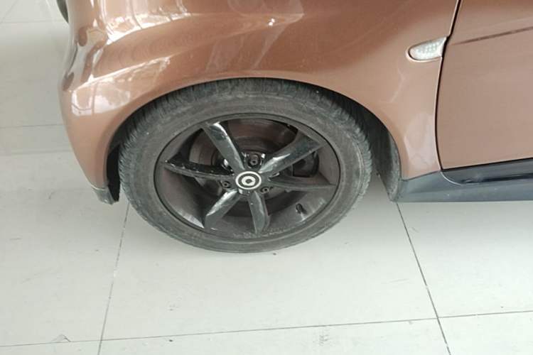 Used smart fortwo 2015 1.0 MHD New Year Special Edition Left Front Wheel Hub