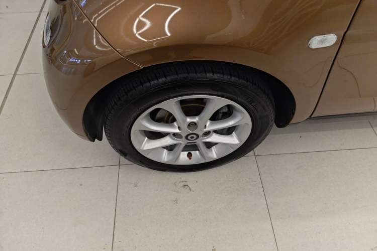 Used smart fortwo 2015 1.0L 52 kW hardtop Dynamic version Left Front Wheel Hub