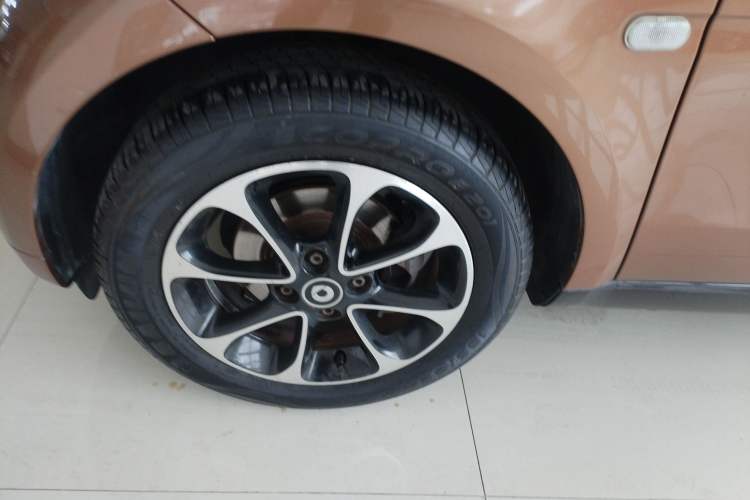 Used smart fortwo 2015 1.0L 52 kW Hardtop Passion Edition Left Front Wheel Hub