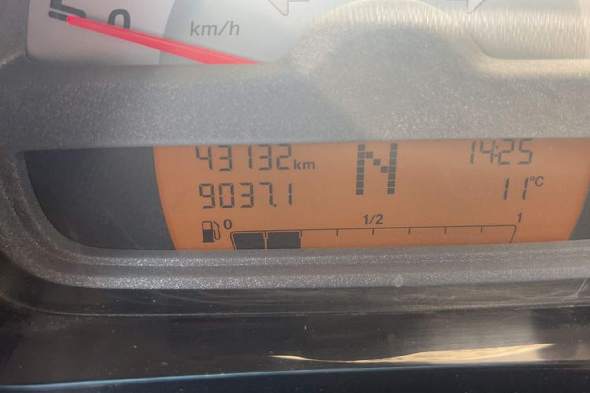 Used smart fortwo 2015 1.0 MHD New Year Special Edition Odometer Close Up