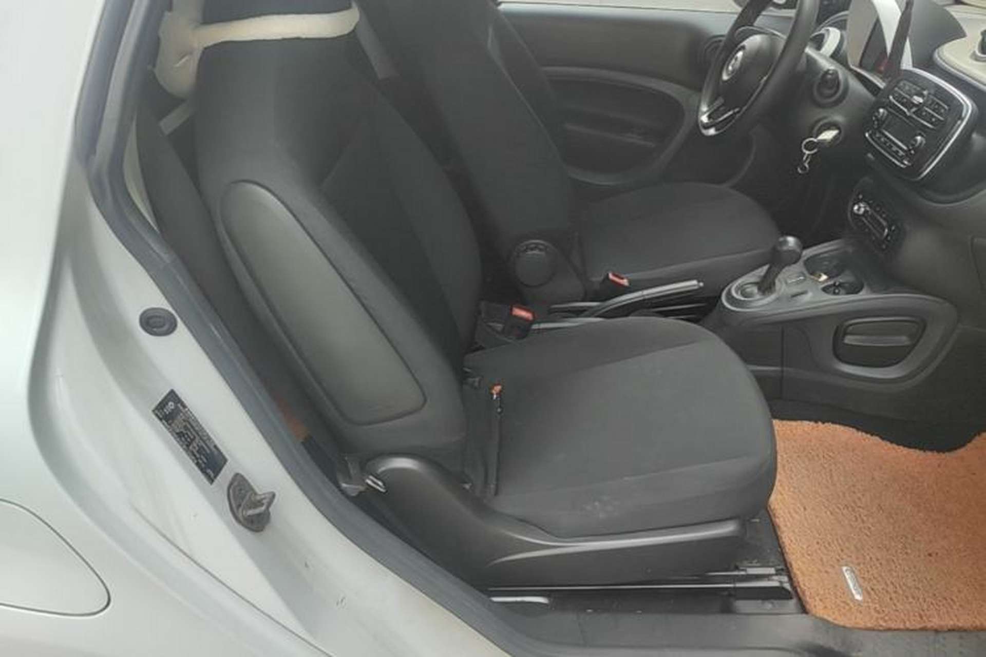 Used smart fortwo 2015 1.0L 52 kW hardtop Dynamic version Right Front Seat