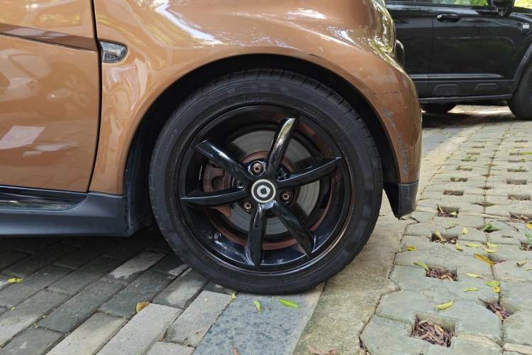 Used smart fortwo 2015 1.0 MHD New Year Special Edition Right Front Wheel Hub