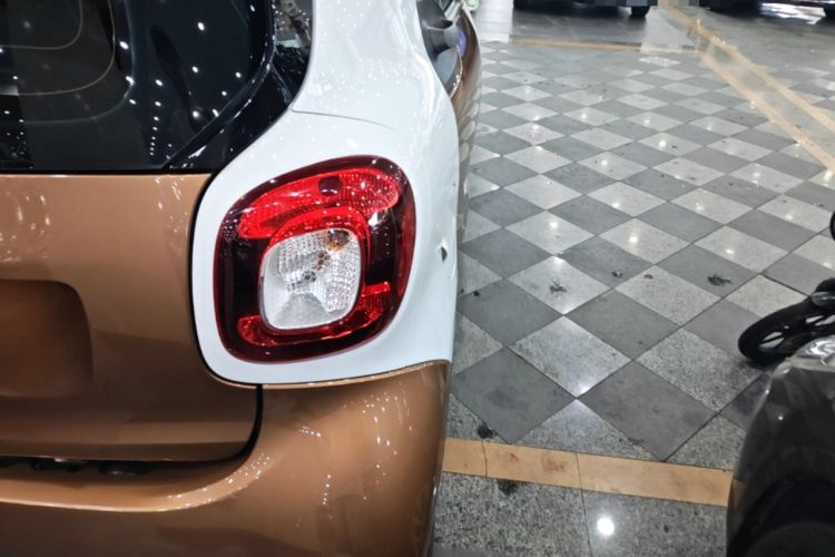Used smart fortwo 2015 1.0L 52 kW hardtop Dynamic version Right Rear Taillight