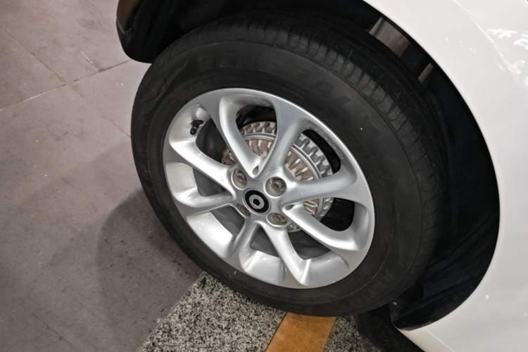 Used smart fortwo 2015 1.0L 52 kW hardtop Dynamic version Right Rear Wheel Hub