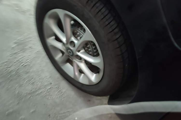 Used smart fortwo 2015 1.0L 52 kW hardtop Dynamic version Right Rear Wheel Hub