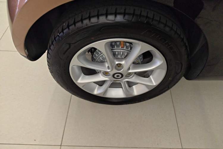 Used smart fortwo 2015 1.0L 52 kW hardtop Dynamic version Right Rear Wheel Hub