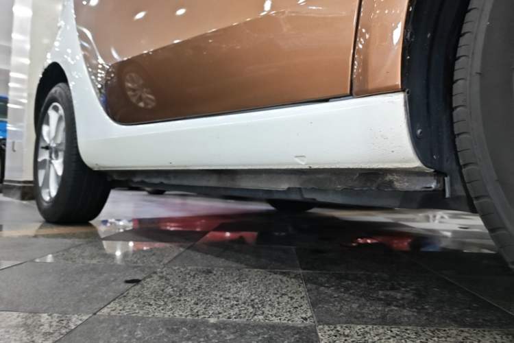 Used smart fortwo 2015 1.0L 52 kW hardtop Dynamic version Right Side Sill