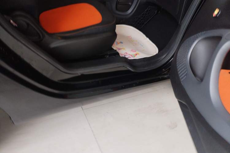 Used smart fortwo 2015 1.0L 52 kW Hardtop Passion Edition Right Side Sill