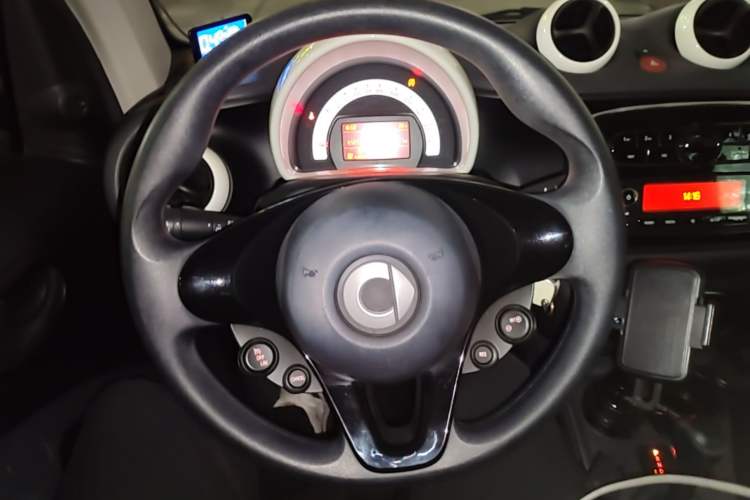 Used smart fortwo 2015 1.0L 52 kW hardtop Dynamic version Steering Wheel