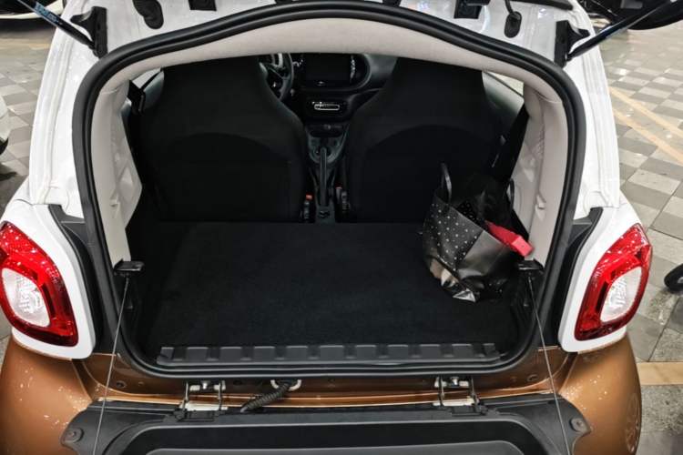 Used smart fortwo 2015 1.0L 52 kW hardtop Dynamic version Trunk