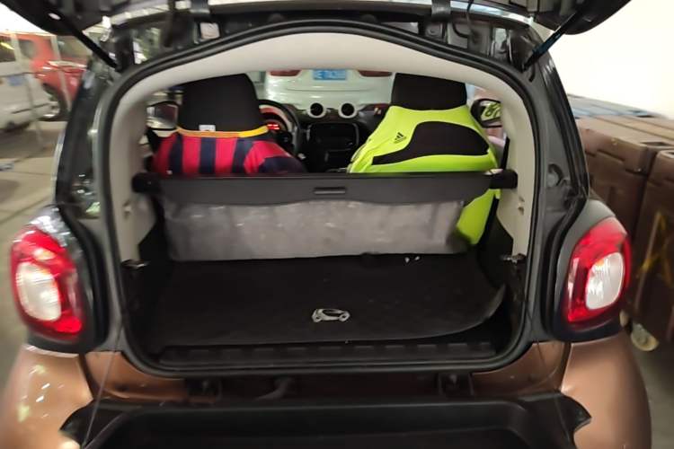 Used smart fortwo 2015 1.0L 52 kW hardtop Dynamic version Trunk