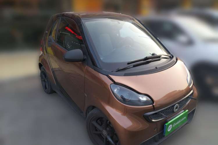 Used smart fortwo 2015 1.0 MHD New Year Special Edition Front Right 45 Deg
