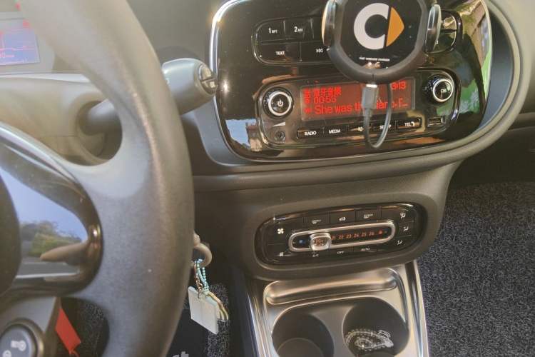 Used smart fortwo 2015 1.0L 52 kW hardtop Dynamic version Audio And AC Panel