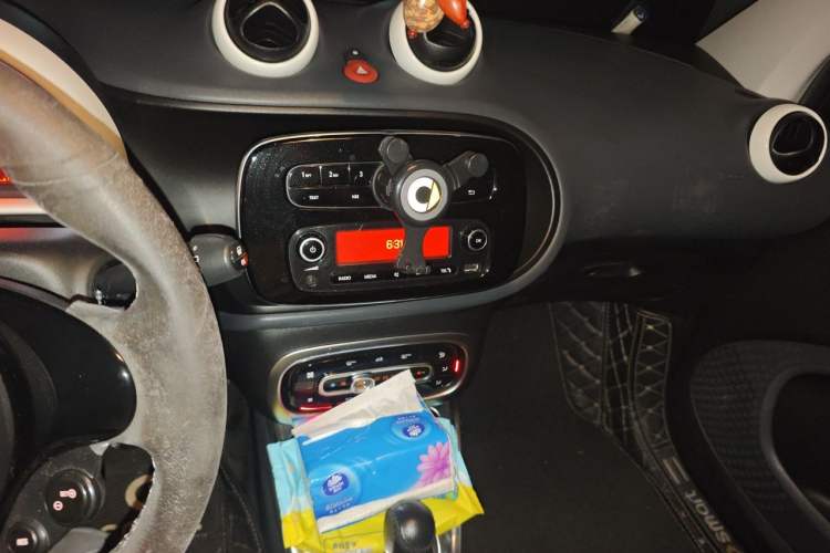 Used smart fortwo 2015 1.0L 52 kW hardtop Dynamic version Audio And AC Panel