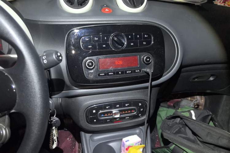 Used smart fortwo 2015 1.0L 52 kW hardtop Dynamic version Audio And AC Panel