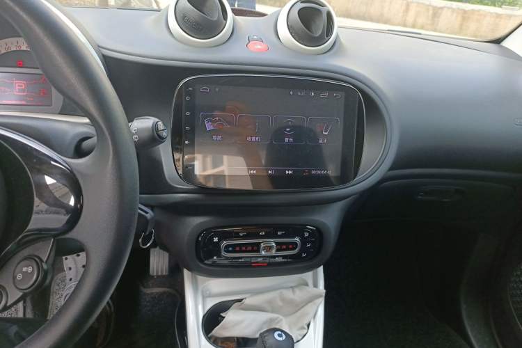 Used smart fortwo 2015 1.0L 52 kW hardtop Dynamic version Audio And AC Panel