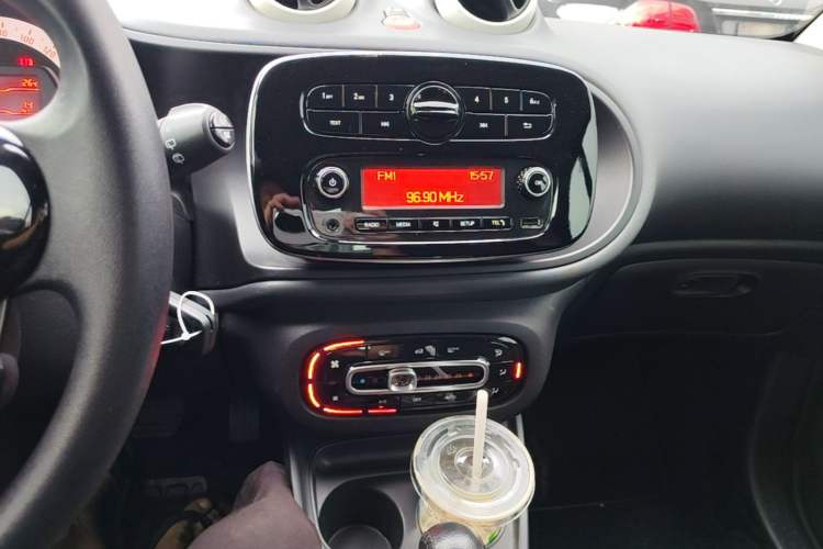 Used smart fortwo 2015 1.0L 52 kW hardtop Dynamic version Audio And AC Panel