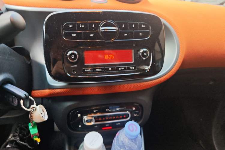 Used smart fortwo 2015 1.0L 52 kW Hardtop Passion Edition Audio And AC Panel