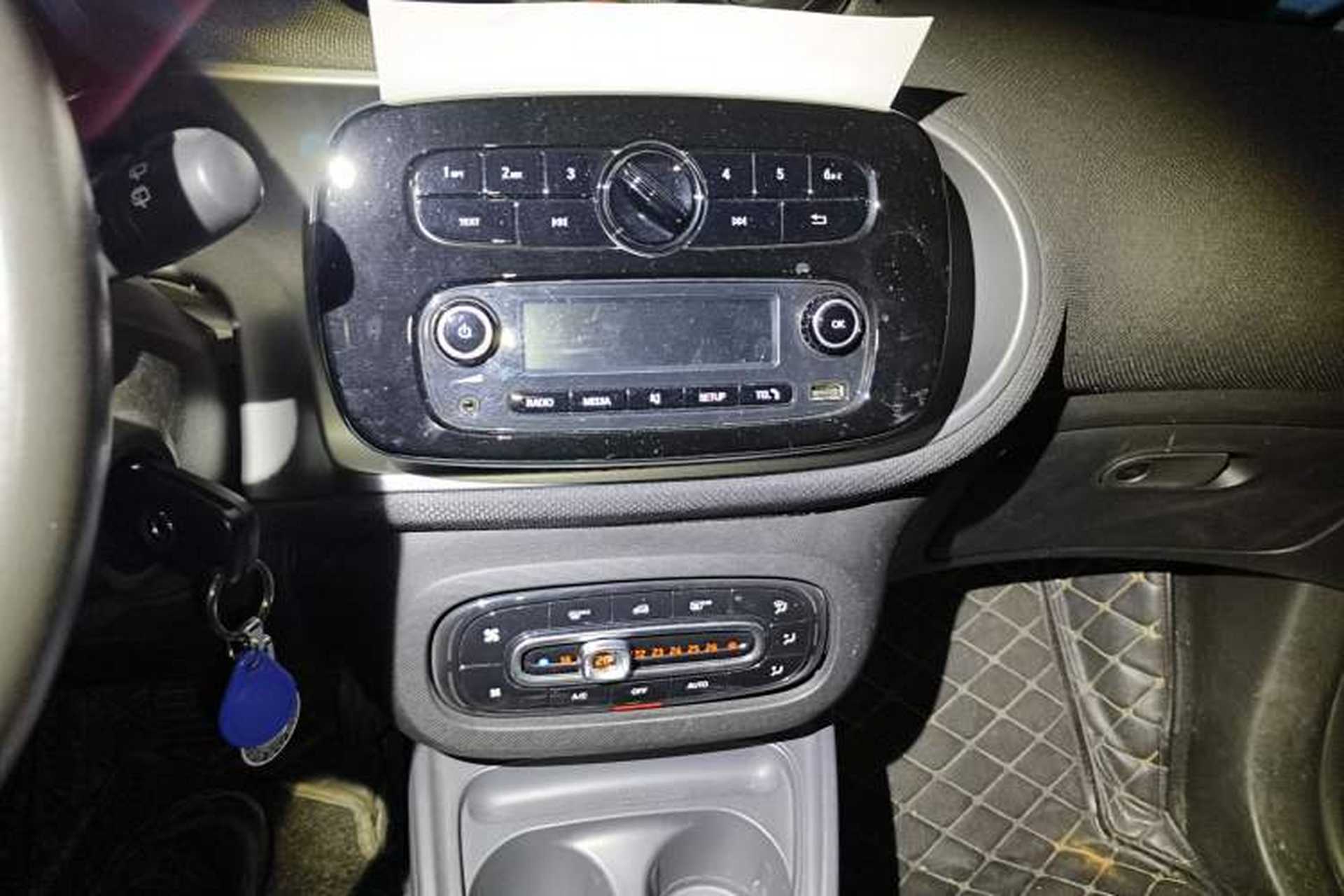 Used smart fortwo 2015 1.0L 52 kW Hardtop Passion Edition Audio And AC Panel