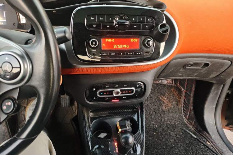 Used smart fortwo 2015 1.0L 52 kW Hardtop Passion Edition Audio And AC Panel