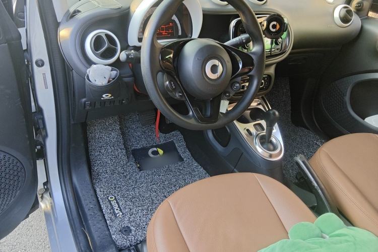 Used smart fortwo 2015 1.0L 52 kW hardtop Dynamic version Center Console