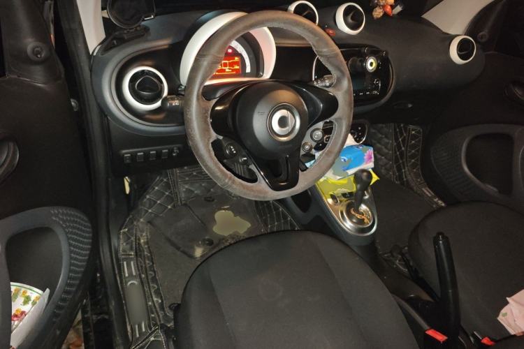Used smart fortwo 2015 1.0L 52 kW hardtop Dynamic version Center Console