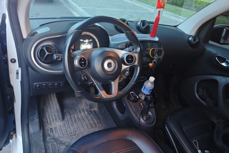 Used smart fortwo 2015 1.0L 52 kW Hardtop Passion Edition Center Console