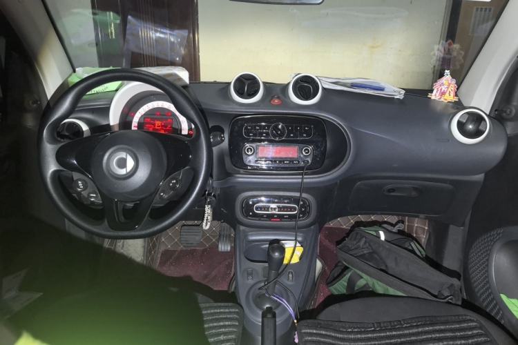 Used smart fortwo 2015 1.0L 52 kW hardtop Dynamic version Center Console