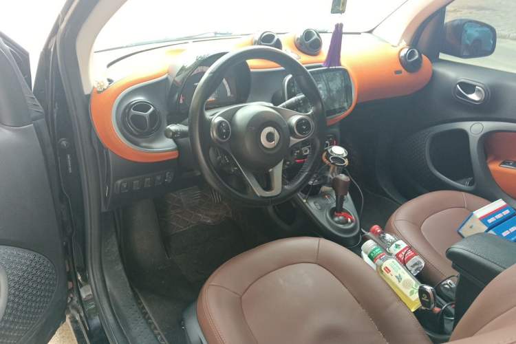 Used smart fortwo 2015 1.0L 52 kW Hardtop Passion Edition Center Console