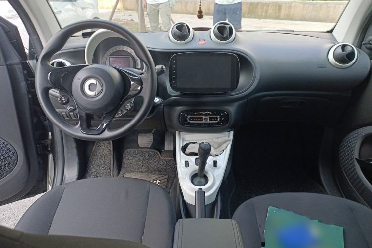 Used smart fortwo 2015 1.0L 52 kW hardtop Dynamic version Center Console