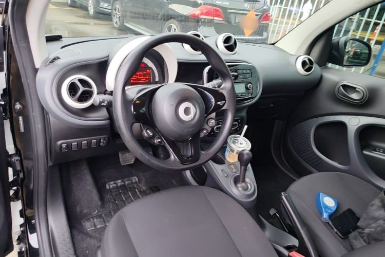 Used smart fortwo 2015 1.0L 52 kW hardtop Dynamic version Center Console