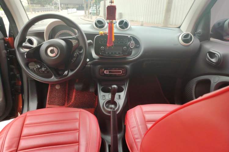 Used smart fortwo 2015 1.0L 52 kW hardtop Dynamic version Center Console