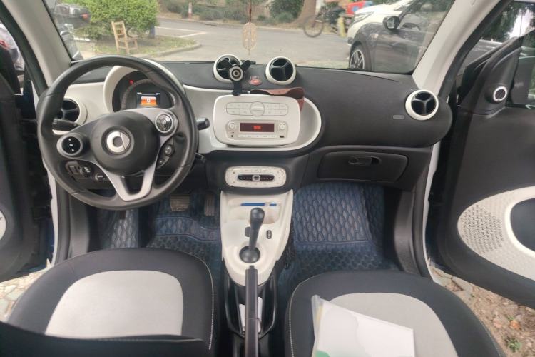 Used smart fortwo 2015 1.0L 52 kW Hardtop Passion Edition Center Console