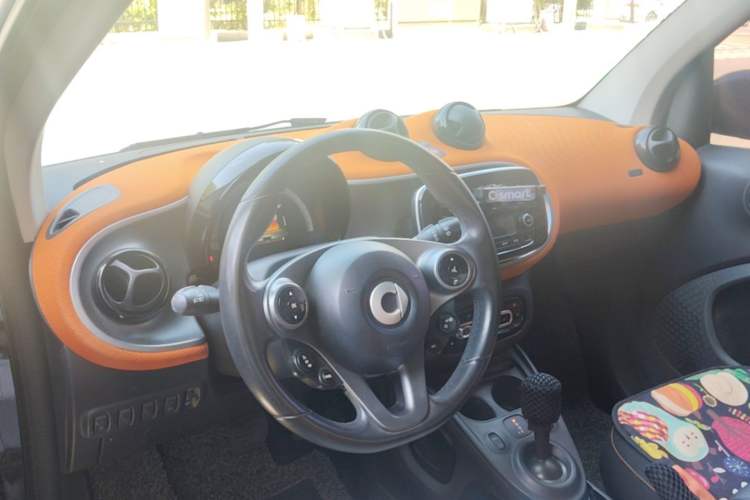 Used smart fortwo 2015 1.0L 52 kW Hardtop Passion Edition Center Console