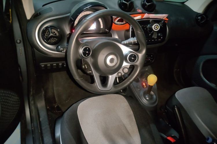 Used smart fortwo 2015 1.0L 52 kW Hardtop Passion Edition Center Console