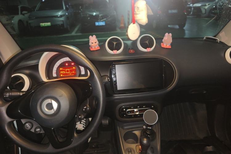 Used smart fortwo 2015 1.0L 52 kW hardtop Dynamic version Center Console