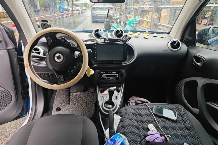Used smart fortwo 2015 1.0L 52 kW hardtop Dynamic version Center Console