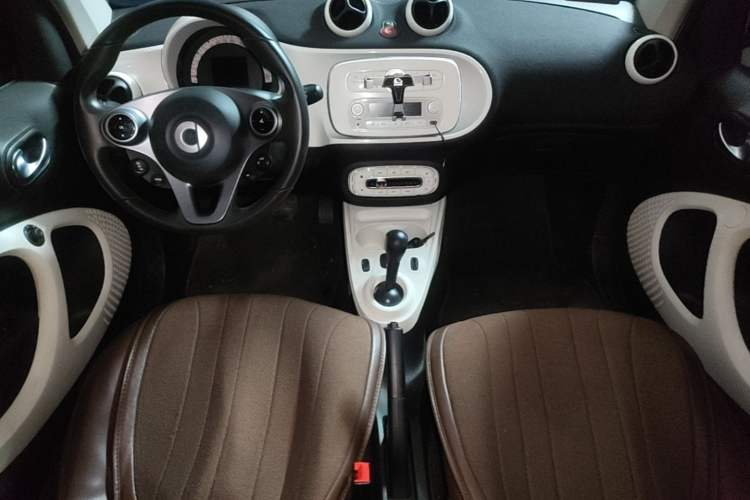 Used smart fortwo 2015 1.0L 52 kW Hardtop Passion Edition Center Console