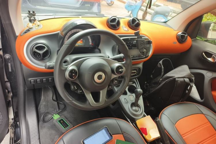 Used smart fortwo 2015 1.0L 52 kW Hardtop Passion Edition Center Console