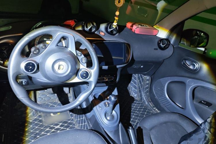 Used smart fortwo 2015 1.0L 52 kW Hardtop Passion Edition Center Console