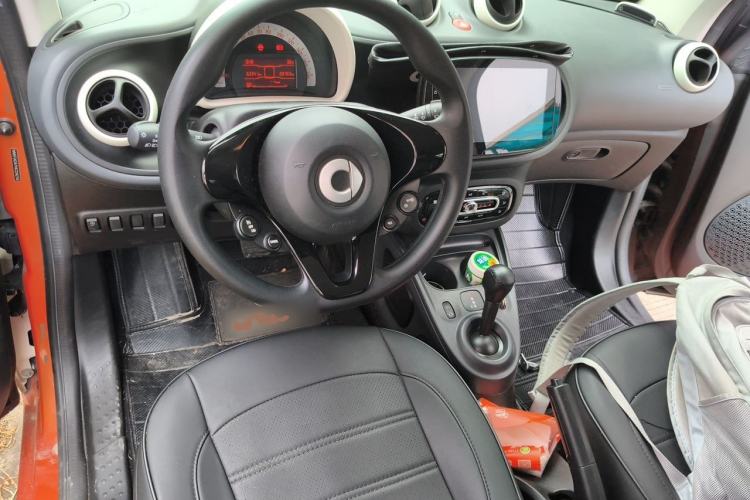 Used smart fortwo 2015 1.0L 52 kW hardtop Dynamic version Center Console